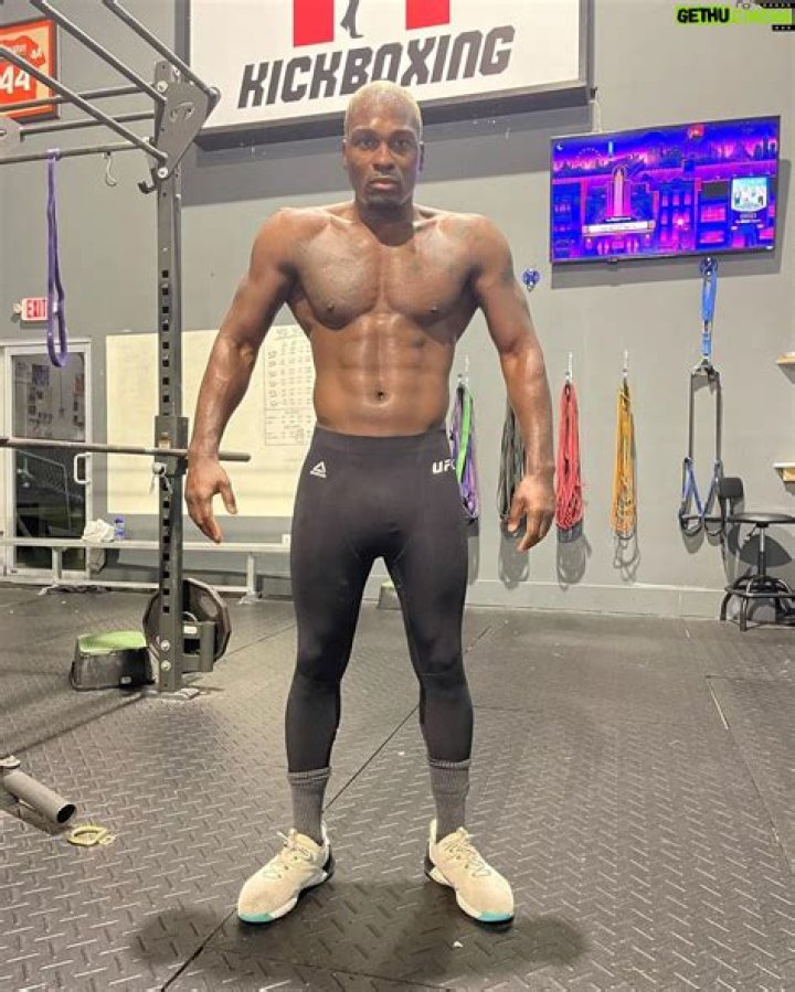 JadeVib | Derek Brunson