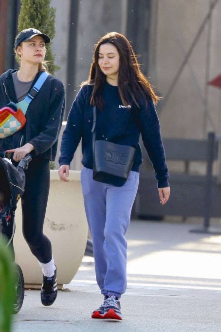 Who is Miranda Cosgrove dating? Miranda Cosgrove boyfriend, husband